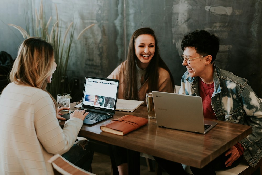 Personas colaborando para un creativo publicitario